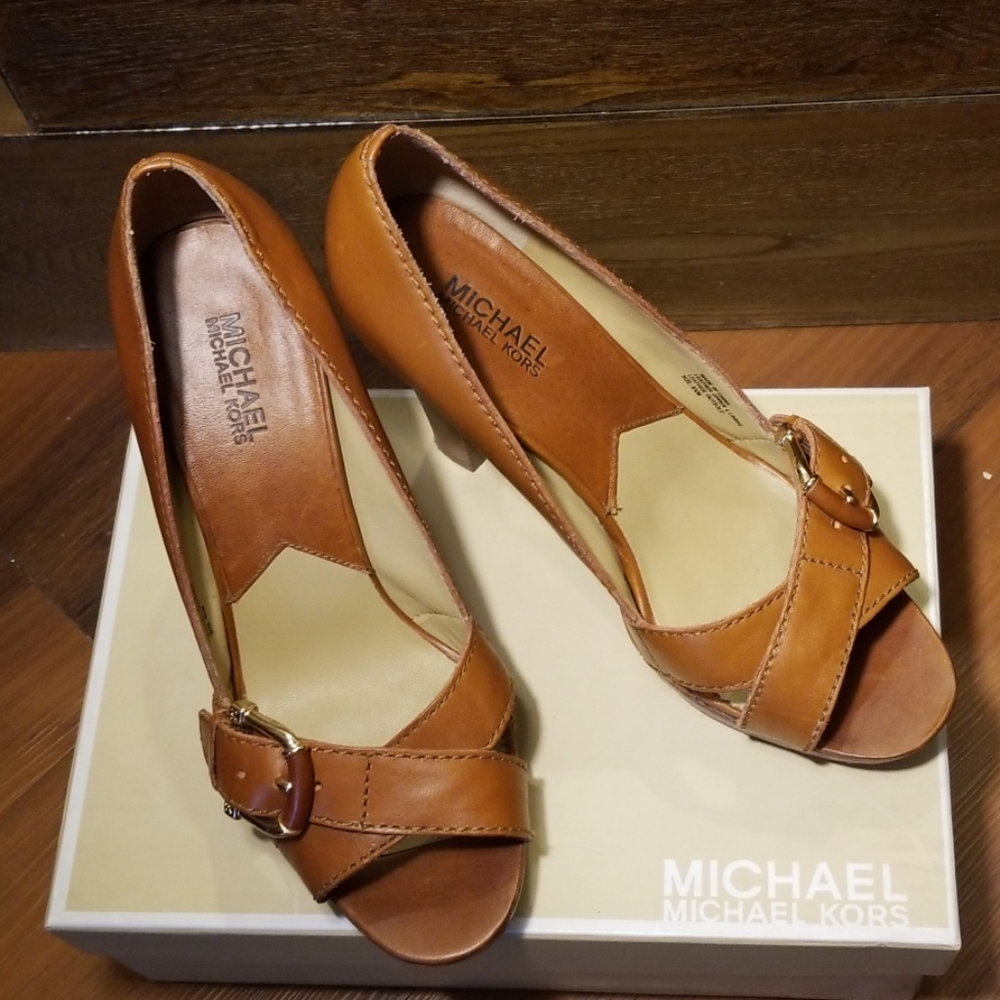 Michael kors pumps